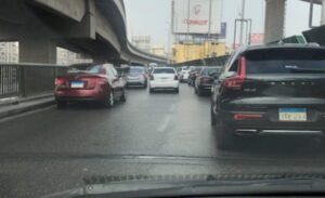 كثافات مرورية متحركة بالميادين الرئيسية ومحاور القاهرة صباح الإثنين