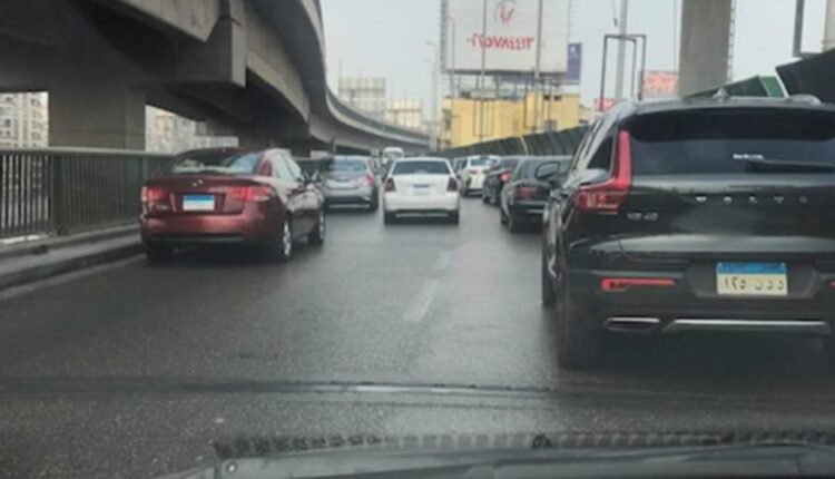 كثافات مرورية متحركة بالميادين الرئيسية ومحاور القاهرة صباح الإثنين