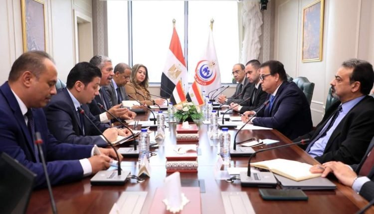 وزير الصحة يستقبل السفير اليمني لبحث توسيع آفاق التعاون في القطاع الصحي بين البلدين