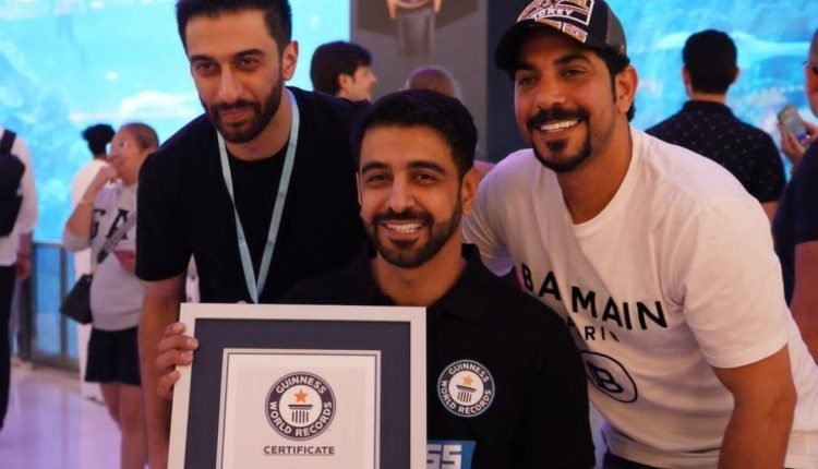 تسجيل رقم قياسي جديد لأسرع غوص باستخدام كرسي متحرك تحت الماء في دبي أكواريوم