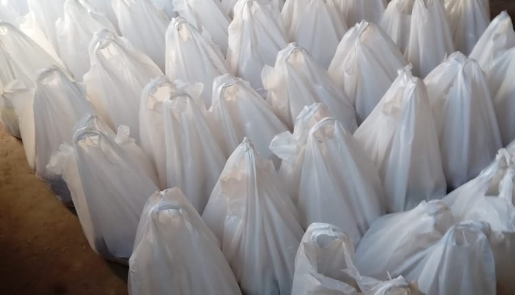 مؤسسة نبراس السلام للتنمية تقوم بتوزيع مواد غذائية لغير القادرين