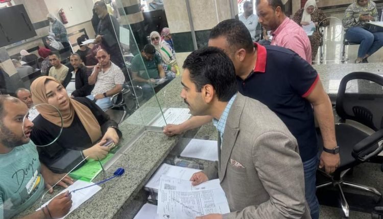 رئيس جهاز العبور الجديدة يتابع سير العمل بمركز خدمة تقنين أوضاع المناطق المضافة للمدينة