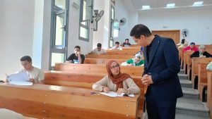 رئيس جامعة بنها يتفقد سير الامتحانات بكليتي التجارة والعلوم بمقر العبور