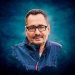 "ليس العمر ما يؤلمنا.. بل الأحلام التي هرمت في الانتظار"